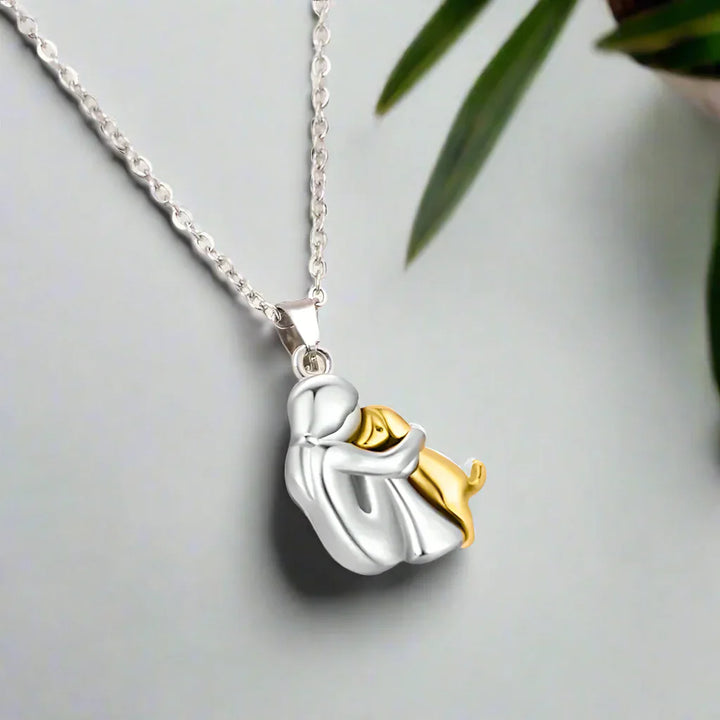 Delviera | The Embrace Necklace